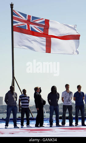 Les joueurs de Portsmouth font la queue avec le directeur Harry Redknapp (à gauche) pour un appel photo à bord du vaisseau amiral HMS Ark Royal de la Royal Navy à Portsmouth. Banque D'Images