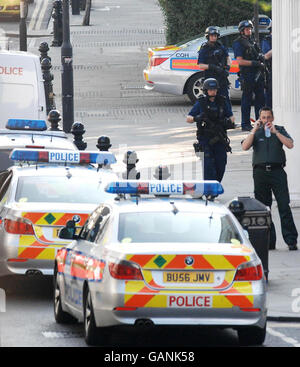 Des policiers armés se trouvent sur King's Road, dans le centre de Londres. Banque D'Images