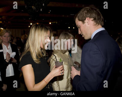 Le Prince William assiste à une réception au centre du jardin 'Chelsea Gardener' pour aider l'hôpital Royal Marsden. Le prince est photographié avec Ginnie Fraser, qu'il connaissait du prince de St Andrew. Banque D'Images