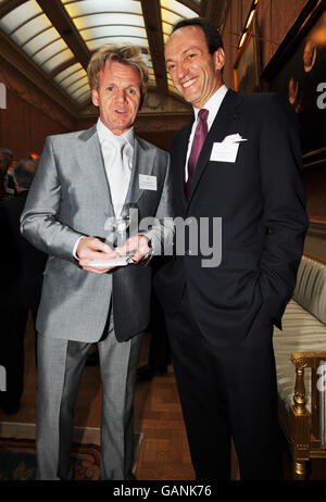 Le célèbre chef Gordon Ramsay (à gauche) discute avec Philippe Leboeuf (à droite) de Claridge's à Londres lors d'une réception organisée par la reine Elizabeth II de Grande-Bretagne pour l'industrie hôtelière britannique au Palais de Buckingham à Londres. Banque D'Images