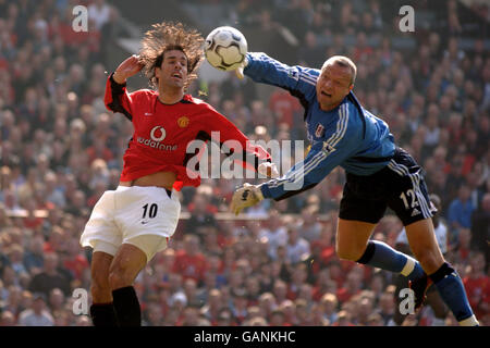 Football - FA Barclaycard Premiership - Manchester United / Fulham.Ruud van Nistelrooy de Manchester United montre que le ballon est laissé à la sécurité par Maik Taylor, gardien de but de Fulham Banque D'Images