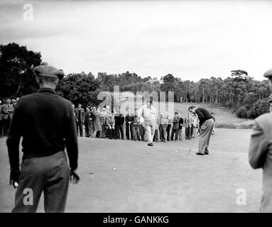 Golf - Ryder Cup - Grande-Bretagne et Irlande / Etats-Unis - Wentworth.Ed 'Porky' Oliver des Etats-Unis, au centre, regardant Lloyd Mangrum en jeu, à droite, pendant la pratique pour la Ryder Cup à Wentworth. Banque D'Images