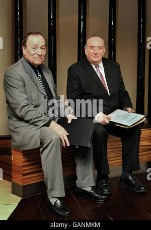 Dennis Stafford (à gauche) et Michael Luvaglio (à droite), les hommes condamnés pour le célèbre « meurtre d'un Bandit armé » à Newcastle en 1967, se rencontrent pour la première fois en 30 ans au Hilton Olympia, à Londres. Banque D'Images