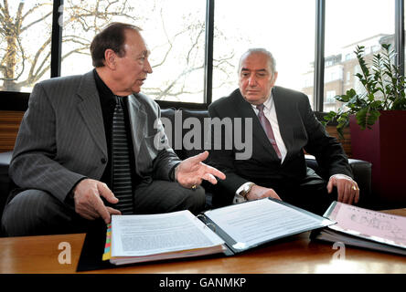 Dennis Stafford (à gauche) et Michael Luvaglio (à droite), les hommes condamnés pour le célèbre « meurtre d'un Bandit armé » à Newcastle en 1967, se rencontrent pour la première fois en 30 ans au Hilton Olympia, à Londres. Banque D'Images