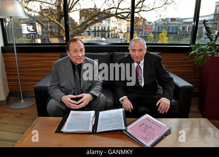 Dennis Stafford (à gauche) et Michael Luvaglio (à droite), les hommes condamnés pour le célèbre « meurtre d'un Bandit armé » à Newcastle en 1967, se rencontrent pour la première fois en 30 ans au Hilton Olympia, à Londres. ASSOCIATION DE PRESSE photo, photo date: Mardi 9 avril 2008. La paire s'est réunie pendant le tournage d'un spectacle intérieur de BBC One qui sera diffusé le vendredi 7 avril à 16:30. Les hommes qui ont toujours déclaré leur innocence mais qui ont mené des batailles séparées ont maintenant l'intention d'enterrer la hache et d'effacer leurs noms avant qu'ils ne meurent. Le spectacle peut être vu sur BBC One dans le nord-est et Cumbria, chaîne Sky 975, Banque D'Images