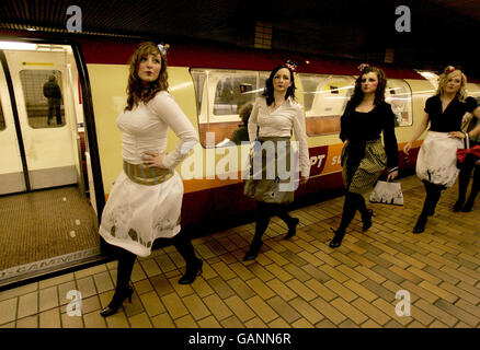 Les modèles se posent lors d'un défilé de mode souterrain dans le cadre du premier festival du métro de Glasgow, à la station de métro Kelvinbridge. Banque D'Images