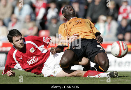 Cole Skuse de Bristol City et Seyi Olofinjana de Wolverhampton Wanderers se disputent le ballon lors du match de championnat Coca-Cola à Ashton Gate, Bristol. Banque D'Images