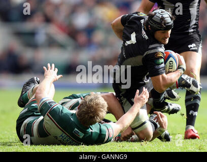 Rugby Union - EDF Energy Cup final - Leicester Tigers / Ospreys - Twickenham.Ospreys Marty Holah est attaqué par Ben Herring de Leicester lors du match final de la coupe d'énergie EDF à Twickenham, Londres. Banque D'Images