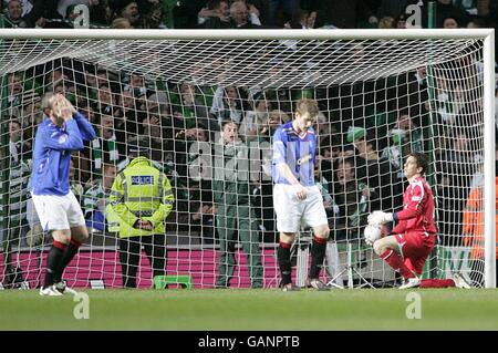 Les joueurs des Rangers sont découragés après la vennégociation du celtic Jan Hesselink note le deuxième objectif Banque D'Images