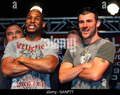 - Joe Calzaghe et boxe Bernard Hopkins - Planet Hollywood Hotel Banque D'Images
