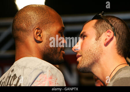 Joe Calzaghe (à droite) en Grande-Bretagne avec Bernard Hopkins aux États-Unis lors d'une conférence de presse à l'hôtel Planet Hollywood de Las Vegas, aux États-Unis. Banque D'Images