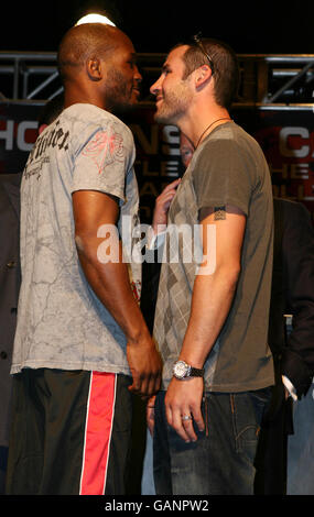 Boxe - Joe Calzaghe et Bernard Hopkins - Planet Hollywood Hotel.Joe Calzaghe (à droite) en Grande-Bretagne avec Bernard Hopkins aux États-Unis lors d'une conférence de presse à l'hôtel Planet Hollywood de Las Vegas, aux États-Unis. Banque D'Images