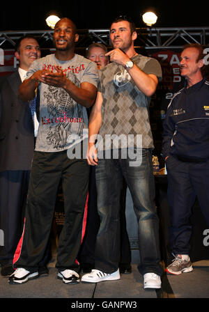 Joe Calzaghe (à droite) en Grande-Bretagne avec Bernard Hopkins aux États-Unis lors d'une conférence de presse à l'hôtel Planet Hollywood de Las Vegas, aux États-Unis. Banque D'Images