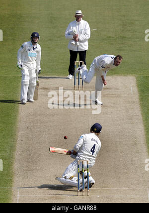 John Crawley, du Hampshire, évite un bouteur de l'entrailles du Sussex Robin Martin-Jenkins lors du LV County Championship Division One match au Rose Bowl, à Southampton. Banque D'Images