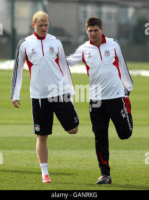 Football - UEFA Champions League - quart de finale - première étape - Liverpool v Chelsea - Liverpool Training - Melwood.John Arne Riise de Liverpool (à gauche) Steven Gerrard et pendant la session d'entraînement à Melwood, Liverpool. Banque D'Images