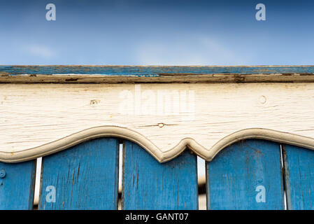 Et complexes en bois sculpté orné de détails sur un rail avec clôture peinte en bleu ciel bleu et copie espace salon. Banque D'Images
