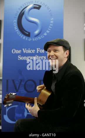 Le chanteur-compositeur Jamie Hartman (nominé pour la chanson « Laissez-moi dehors ») se présentant lors d'une conférence de presse pour annoncer les nominations pour les Ivor Novello Awards pour l'année 2007 (qui se tiendra le jeudi 22 mai à la Grosvenor House) au British Music House dans le centre de Londres. Banque D'Images