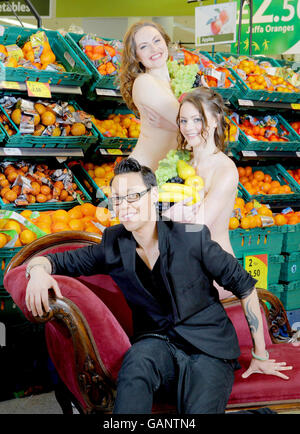 GOK WAN aide à lancer la course pour la vie de Tesco, en aide à cancer Research UK avec des modèles Emma-Jane Dolphin, à gauche et Danielle Falknor dans la section fruits et légumes du magasin phare de Tesco, West Kensington, Londres. Banque D'Images