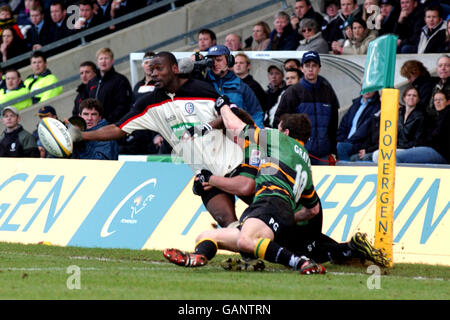 Rugby Union - Powergen Cup - demi-finale - London Irish / Northampton Saints.Paul Sackey (l), des Irlandais londoniens, passe la balle alors qu'il est attaqué par Steve Thompson (arrière r) et Paul Grayson (avant r) des Saints de Northampton Banque D'Images