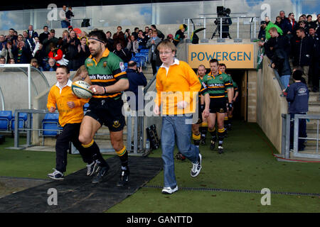 Rugby Union - Powergen Cup - demi-finale - London Irish / Northampton Saints.Northampton Saints Budge Pountney (c) dirige son équipe entre les jeunes mascottes Jack Chennell (l) et Adam Richards (r) Banque D'Images