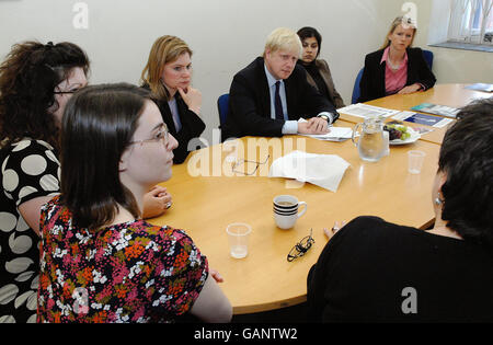 La candidate conservatrice pour le maire de Londres Boris Johnson avec la ministre fantôme pour la cohésion communautaire et l'action sociale Sayeeda Warsi (2e droite), lors d'une réunion à l'organisme de charité contre la violence domestique Eaves Housing for Women, dans le sud de Londres. Banque D'Images