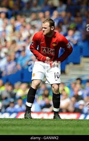 Football - Barclays Premier League - Chelsea / Manchester United - Stamford Bridge.Wayne Rooney, de Manchester United, tient son côté dans la douleur Banque D'Images