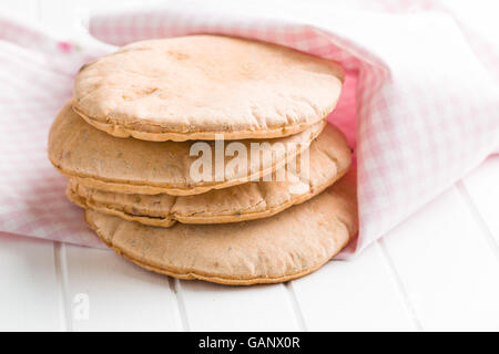 Pain pita savoureuses sur blanc table de cuisine. Banque D'Images