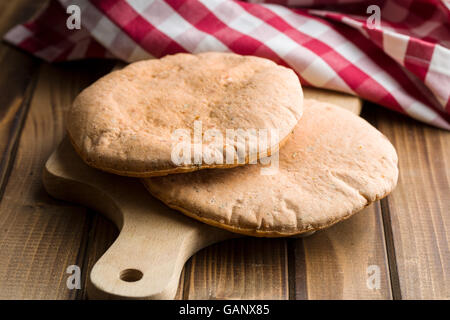 Pain pita savoureuses sur la vieille table en bois. Banque D'Images