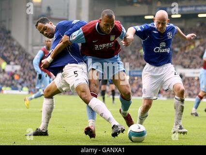 Lee Carsley (à droite), Joléon Lescott (à gauche) et Aston John Carew (au centre) de la villa lutte pour le ballon Banque D'Images