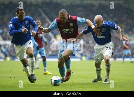 Football - Barclays Premier League - Everton / Aston Villa - Goodison Park.Joléon Lescott (à gauche) et Lee Carsley se battent pour le bal avec John Carew d'Aston Villa Banque D'Images