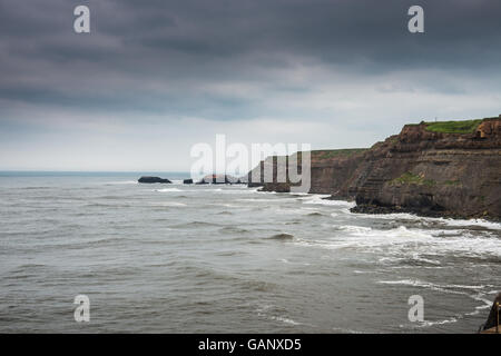 Falaises de Whitby sur la mer sur la côte Ray Boswell Banque D'Images