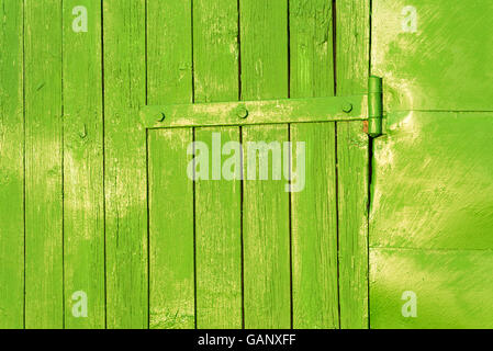 Ancien peint vert vif sur la charnière de la porte a disparu à bois vieilli Banque D'Images