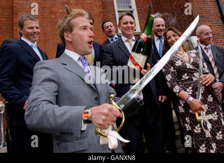 Ben Fogle présente l'art de Sabrage au lancement du Champagne G.H. Mumm cordon Rouge Club, Royal Geographical Society, Londres. Banque D'Images