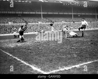 Le gardien de but de West Bromwich Albion Jimmy Sanders (l) continue Ses genoux pour sauver un coup de feu des les de Tottenham Hotspur Bennett (r) après l'échec de l'équipe Jack Vernon (l) un défi Banque D'Images