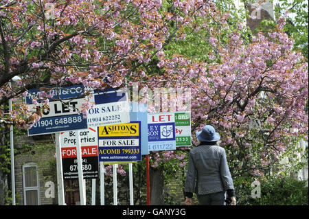 Une gamme de conseils immobiliers résidentiels à York aujourd'hui, comme les chiffres publiés, montrent que les prix immobiliers continuent de baisser. Banque D'Images