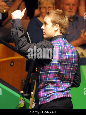 Ali carter célèbre la victoire lors de son quart de finale du Championnat du monde de Snooker 888.com au Crucible Theatre, Sheffield. Banque D'Images