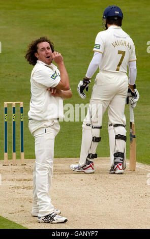 Ryan Sidebottom de Notinghamshire réagit après le bowling lors du match de la LV County Championship Division One à Headingley Carnegie, Leeds. Banque D'Images