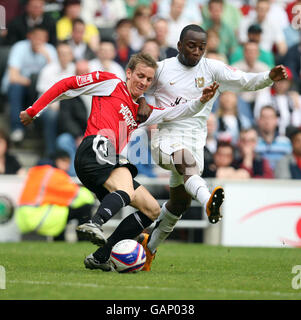 Jemal Johnson de Milton Keynes et Carl Baker de Morecambe se battent pour le ballon lors du match de la ligue Coca-Cola Two au stade :MK, Milton Keynes. Banque D'Images