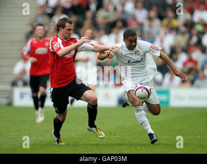 Craig Dobson de Milton Keynes et Henry McStay de Morecambe se battent pour le ballon lors du match de la ligue Coca-Cola Two au stade :MK, Milton Keynes. Banque D'Images