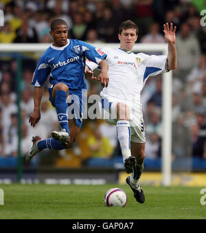 Football - Coca-Cola football League One - Leeds United / Gillingham - Elland Road.Simeon Jackson de Gillingham et Lubomir Michalik de Leeds United en action pendant le match de la Coca-Cola League One à Elland Road, Leeds. Banque D'Images