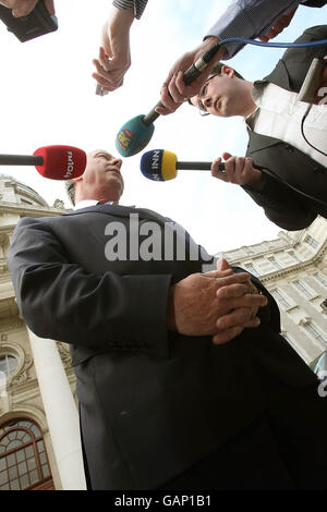 Le nouveau ministre de la Justice, Dermot Ahern TD, s'entretient avec les médias après avoir rencontré le commissaire de Garde, Fachtna Murphy, dans les bâtiments gouvernementaux de Dublin. Banque D'Images