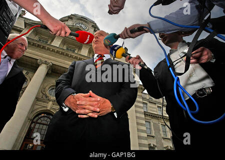 Le nouveau ministre de la Justice, Dermot Ahern TD, s'entretient avec les médias après avoir rencontré le commissaire de Garde, Fachtna Murphy, dans les bâtiments gouvernementaux de Dublin. Banque D'Images