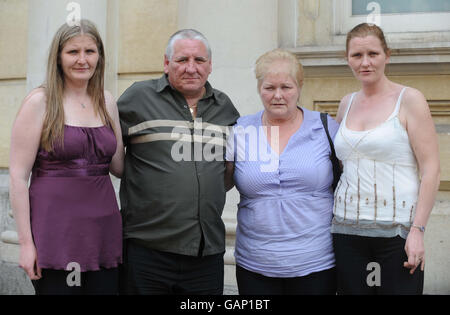 Photo non publiée antérieurement datée du 07/05/08 de membres de la famille de la victime de meurtre Paul Kelly,32, mère et père, Paul et Allison Kelly (au centre) avec leurs filles Allison McCormick,31, (à gauche) et Tracey Ryan,34, (à droite) devant la Cour de justice de Bristol. Banque D'Images