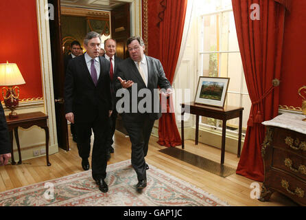 Le Premier ministre britannique Gordon Brown (avant gauche) et Taoiseach Brian Cowen (avant droit) arrivent pour un dîner de gala dans le cadre de la conférence d'investissement de l'USNI au château de Hillsborough à Co Down. Banque D'Images