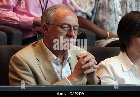 L'ancien maire de Londres, Ken Livingstone, regarde les débats de la galerie publique de l'hôtel de ville de Londres. Banque D'Images