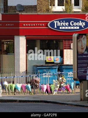 Des hommages floraux sont déposés le long des rampes à l'extérieur de la boulangerie Three Cooks sur Burnt Ash Road, Lee, dans le sud-est de Londres, un jour après que Jimmy Mizen, 16 ans, ait été assassiné dans le magasin. Banque D'Images