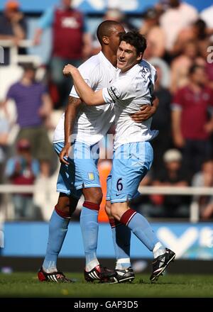 Gareth Barry (à droite) d'Aston Villa célèbre avec son coéquipier Zat Knight après avoir marquant le troisième but du match. Banque D'Images