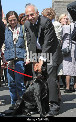 Le partenaire de Nuala O'Faolain, John Low-Beer (au centre) et le chien Mabel assistent aux funérailles de l'écrivain irlandais O'Faolain de l'église de Nativité à Dublin. Banque D'Images