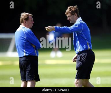 Football - Portsmouth FA Cup dernière journée des médias - Eastleigh.Tony Adams (à droite) et le directeur Harry Redknapp lors d'une journée médiatique finale de la coupe FA au stade sportif Wellington, à Eastleigh. Banque D'Images