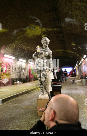 Une œuvre de l'artiste de graffiti Banksy au festival des canettes dans un tunnel routier de Leake Street, Lambeth, Londres. Banque D'Images